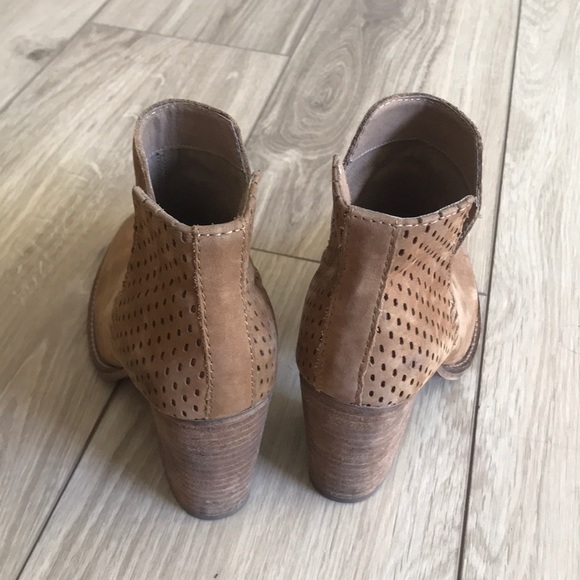 Tan suede booties - Picture 4 of 6